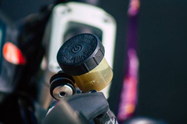 Seville İspanya 9 Temmuz 2021 Sevilla Ducati motosikleti İspanya 'nın güneyinde, sembolik bir şehir ve Endülüs Bölgesi' nin başkenti Seville sokaklarına park edilmiştir.