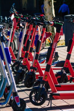 Sevilla İspanya 9 Temmuz 2021 Seville sokaklarında park etmiş elektrik scooter 'ı küçük bir iç yanmalı motorlar ve merkezde bir güverte ile çalışıyor.