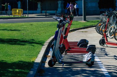 Sevilla İspanya 9 Temmuz 2021 Seville sokaklarında park etmiş elektrik scooter 'ı küçük bir iç yanmalı motorlar ve merkezde bir güverte ile çalışıyor.