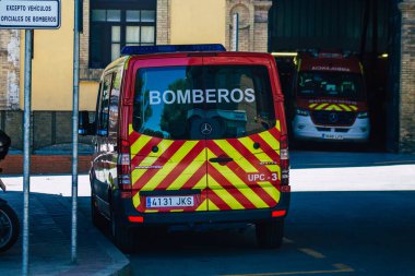 Seville İspanya 9 Temmuz 2021 İspanya 'nın güneyinde, sembolik bir şehir ve Endülüs Bölgesi' nin başkenti Seville sokaklarında itfaiye aracı