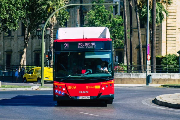 2021年7月9日 西班牙塞维利亚巴士驶过塞维利亚的街道 塞维利亚是西班牙南部安达卢西亚地区的标志性城市和首府 — 图库照片