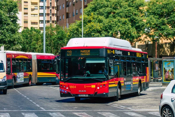 セビリアスペイン2021年7月9日スペイン南部の象徴的な都市とアンダルシア地方の首都セビリアの街を走るバス — ストック写真