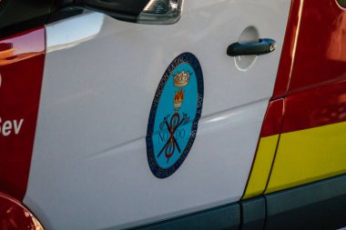 Seville İspanya 9 Temmuz 2021 İspanya 'nın güneyinde, sembolik bir şehir ve Endülüs Bölgesi' nin başkenti Seville sokaklarında itfaiye aracı