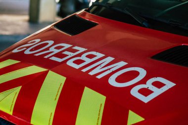 Seville İspanya 9 Temmuz 2021 İspanya 'nın güneyinde, sembolik bir şehir ve Endülüs Bölgesi' nin başkenti Seville sokaklarında itfaiye aracı