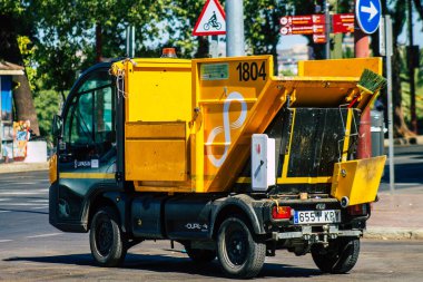 Sevilla İspanya 9 Temmuz 2021 Seville caddelerinden geçen çöp kamyonu, sembolik bir şehir ve İspanya 'nın güneyindeki Endülüs Bölgesi' nin başkenti.