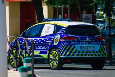 Sevilla İspanya 9 Temmuz 2021 İspanya 'nın güneyinde, sembolik bir şehir ve Endülüs Bölgesi' nin başkenti Sevilla sokaklarında devriye geziyor.