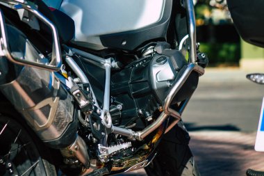 Sevilla İspanya 9 Temmuz 2021 İspanya 'nın güneyindeki Endülüs Bölgesi' nin başkenti ve sembolik Sevilla 'nın şehir merkezindeki bir otoparkta park etmiş bir motosikletin mekaniğine yakın çekim