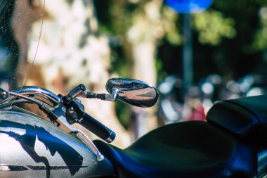 Sevilla İspanya 9 Temmuz 2021 İspanya 'nın güneyindeki Endülüs Bölgesi' nin başkenti ve sembolik Sevilla 'nın şehir merkezindeki bir otoparkta park etmiş bir motosikletin mekaniğine yakın çekim