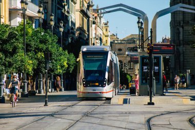 Seville İspanya 9 Temmuz 2021 İspanya 'nın güneyinde, sembolik bir şehir ve Endülüs Bölgesi' nin başkenti olan Sevilla caddelerinden geçen yolcular için modern elektrikli tramvay