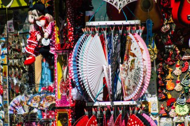 Sevilla İspanya 10 Temmuz 2021 dekoratif eşyalar ve hediyelik eşyalar Sevilla 'daki Maria Luisa Park' ta satıldı. İspanya 'nın güneyindeki Endülüs Bölgesi' nin başkenti ve sembolik bir şehir.