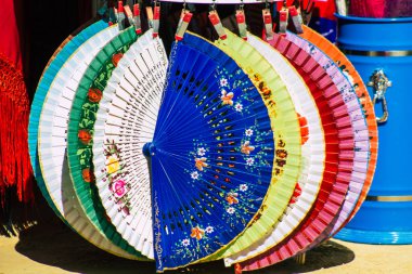 Sevilla İspanya 10 Temmuz 2021 dekoratif eşyalar ve hediyelik eşyalar Sevilla 'daki Maria Luisa Park' ta satıldı. İspanya 'nın güneyindeki Endülüs Bölgesi' nin başkenti ve sembolik bir şehir.