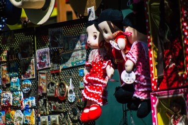 Sevilla İspanya 10 Temmuz 2021 dekoratif eşyalar ve hediyelik eşyalar Sevilla 'daki Maria Luisa Park' ta satıldı. İspanya 'nın güneyindeki Endülüs Bölgesi' nin başkenti ve sembolik bir şehir.