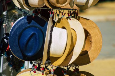 Sevilla İspanya 10 Temmuz 2021 dekoratif eşyalar ve hediyelik eşyalar Sevilla 'daki Maria Luisa Park' ta satıldı. İspanya 'nın güneyindeki Endülüs Bölgesi' nin başkenti ve sembolik bir şehir.