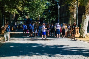 Sevilla İspanya 9 Temmuz 2021 ilk şehir parkı ve Sevilla 'nın yeşil akciğerlerinden birini ziyaret eden turistler Endülüs Bölgesi' nin sembolik şehri ve başkenti