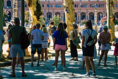 Sevilla İspanya 9 Temmuz 2021 ilk şehir parkı ve Sevilla 'nın yeşil akciğerlerinden birini ziyaret eden turistler Endülüs Bölgesi' nin sembolik şehri ve başkenti