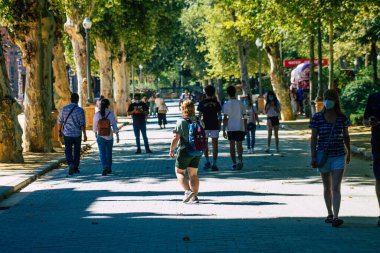 Sevilla İspanya 9 Temmuz 2021 ilk şehir parkı ve Sevilla 'nın yeşil akciğerlerinden birini ziyaret eden turistler Endülüs Bölgesi' nin sembolik şehri ve başkenti