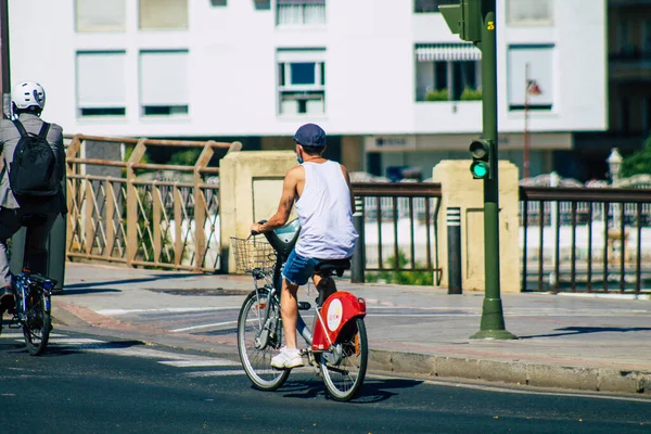 Sevilla Spanien Juli 2021 Menschen Rollen Mit Dem Fahrrad Durch — Stockfoto