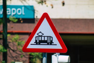 Sevilla İspanya 10 Temmuz 2021 Sokak tabelası ya da yol tabelası Seville şehir merkezindeki yol kullanıcılarına bilgi sağlamak için yolun kenarına ya da üstüne dikilmiştir.