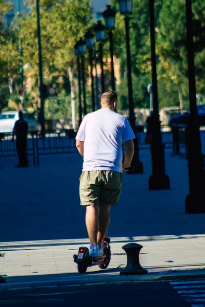 Sevilla Spanien Juli 2021 Menschen Rollen Mit Einem Elektroroller Durch — Stockfoto