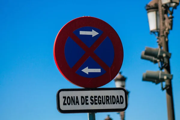 Sevilla Spanien Juli 2021 Gatuskylt Eller Vägskylt Uppförd Vid Sidan — Stockfoto