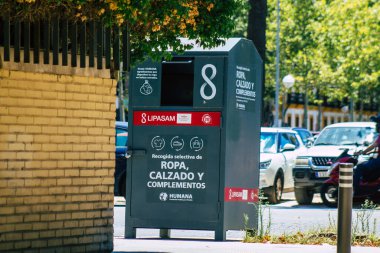 Sevilla İspanya 10 Temmuz 2021 Seville sokaklarında çöp konteyneri, sembolik bir şehir ve İspanya 'nın güneyinde Endülüs Bölgesi' nin başkenti.