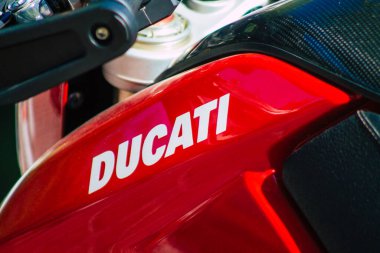 Seville İspanya 9 Temmuz 2021 Sevilla Ducati motosikleti İspanya 'nın güneyinde, sembolik bir şehir ve Endülüs Bölgesi' nin başkenti Seville sokaklarına park edilmiştir.