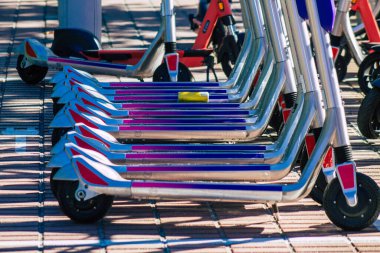 Sevilla İspanya 9 Temmuz 2021 Seville sokaklarında park etmiş elektrik scooter 'ı küçük bir iç yanmalı motorlar ve merkezde bir güverte ile çalışıyor.