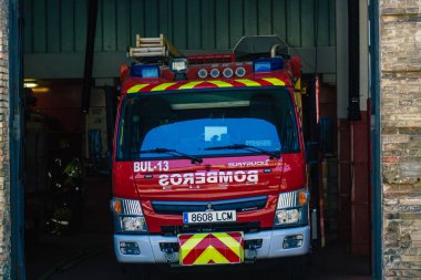 Seville İspanya 9 Temmuz 2021 İspanya 'nın güneyinde, sembolik bir şehir ve Endülüs Bölgesi' nin başkenti Seville sokaklarında itfaiye aracı