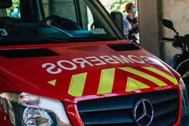 Seville İspanya 9 Temmuz 2021 İspanya 'nın güneyinde, sembolik bir şehir ve Endülüs Bölgesi' nin başkenti Seville sokaklarında itfaiye aracı