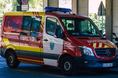 Seville İspanya 9 Temmuz 2021 İspanya 'nın güneyinde, sembolik bir şehir ve Endülüs Bölgesi' nin başkenti Seville sokaklarında itfaiye aracı