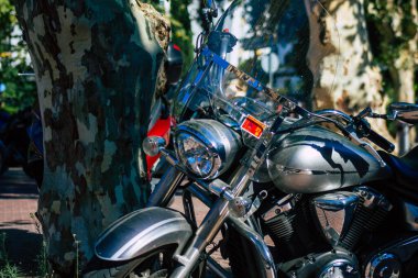 Sevilla İspanya 9 Temmuz 2021 İspanya 'nın güneyindeki Endülüs Bölgesi' nin başkenti ve sembolik Sevilla 'nın şehir merkezindeki bir otoparkta park etmiş bir motosikletin mekaniğine yakın çekim