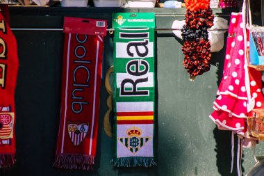 Sevilla İspanya 10 Temmuz 2021 dekoratif eşyalar ve hediyelik eşyalar Sevilla 'daki Maria Luisa Park' ta satıldı. İspanya 'nın güneyindeki Endülüs Bölgesi' nin başkenti ve sembolik bir şehir.