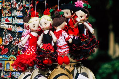 Sevilla İspanya 10 Temmuz 2021 dekoratif eşyalar ve hediyelik eşyalar Sevilla 'daki Maria Luisa Park' ta satıldı. İspanya 'nın güneyindeki Endülüs Bölgesi' nin başkenti ve sembolik bir şehir.