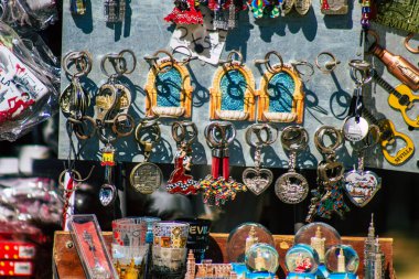 Sevilla İspanya 10 Temmuz 2021 dekoratif eşyalar ve hediyelik eşyalar Sevilla 'daki Maria Luisa Park' ta satıldı. İspanya 'nın güneyindeki Endülüs Bölgesi' nin başkenti ve sembolik bir şehir.