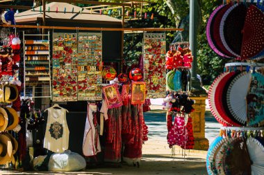 Sevilla İspanya 10 Temmuz 2021 dekoratif eşyalar ve hediyelik eşyalar Sevilla 'daki Maria Luisa Park' ta satıldı. İspanya 'nın güneyindeki Endülüs Bölgesi' nin başkenti ve sembolik bir şehir.