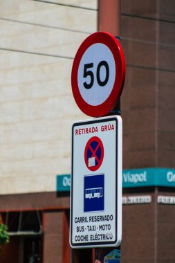 Sevilla İspanya 10 Temmuz 2021 Sokak tabelası ya da yol tabelası Seville şehir merkezindeki yol kullanıcılarına bilgi sağlamak için yolun kenarına ya da üstüne dikilmiştir.