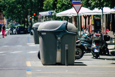 Sevilla İspanya 10 Temmuz 2021 Seville sokaklarında çöp konteyneri, sembolik bir şehir ve İspanya 'nın güneyinde Endülüs Bölgesi' nin başkenti.