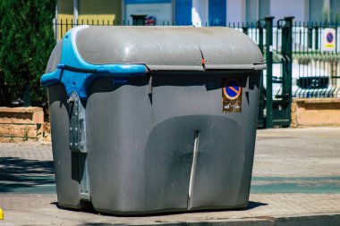 Sevilla İspanya 10 Temmuz 2021 Seville sokaklarında çöp konteyneri, sembolik bir şehir ve İspanya 'nın güneyinde Endülüs Bölgesi' nin başkenti.