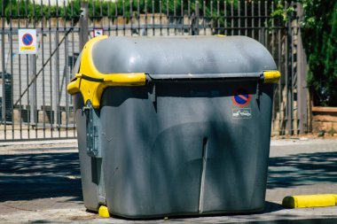 Sevilla İspanya 10 Temmuz 2021 Seville sokaklarında çöp konteyneri, sembolik bir şehir ve İspanya 'nın güneyinde Endülüs Bölgesi' nin başkenti.