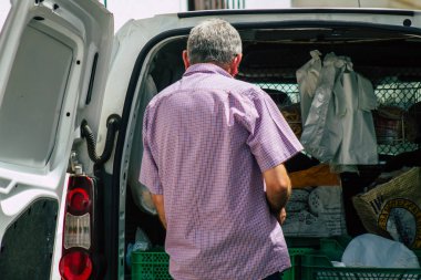 Carmona İspanya 10 Temmuz 2021 Ev Fırını İspanya 'nın eski Carmona caddelerinde ekmek dağıtımı, hareket etmekte zorlanan yaşlılara yardım etmenin bir yoludur, bu hizmet ücretsizdir.