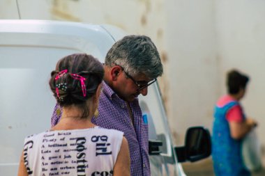 Carmona İspanya 10 Temmuz 2021 Ev Fırını İspanya 'nın eski Carmona caddelerinde ekmek dağıtımı, hareket etmekte zorlanan yaşlılara yardım etmenin bir yoludur, bu hizmet ücretsizdir.