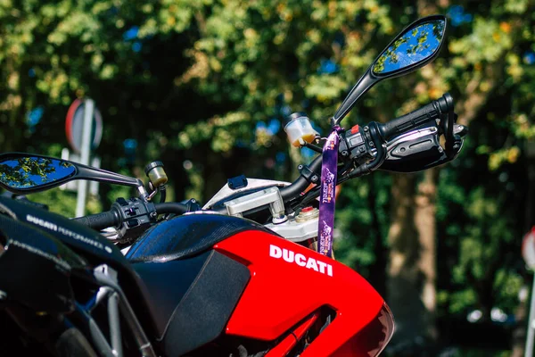 Sevilha Espanha Julho 2021 Motocicleta Ducati Estacionada Nas Ruas Sevilha — Fotografia de Stock