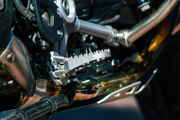 Sevilla İspanya 9 Temmuz 2021 İspanya 'nın güneyindeki Endülüs Bölgesi' nin başkenti ve sembolik Sevilla 'nın şehir merkezindeki bir otoparkta park etmiş bir motosikletin mekaniğine yakın çekim