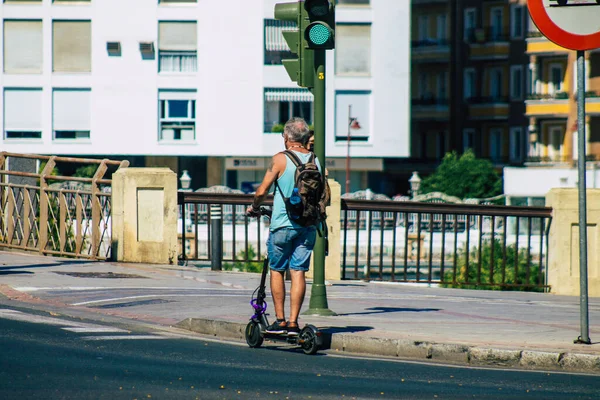 Siviglia Spagna Luglio 2021 Persone Che Rotolano Con Uno Scooter — Foto Stock