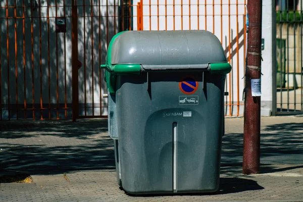 Sevilla Spanien Juli 2021 Garbage Container Gatorna Sevilla Symbolisk Stad — Stockfoto