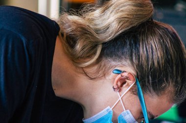 Carmona İspanya 15 Temmuz 2021 Tamara, İspanyol aşçı ve garson Al Angelus Divinoteca, eski Carmona gıda pazarının içinde bulunan eşsiz bir tapas bar