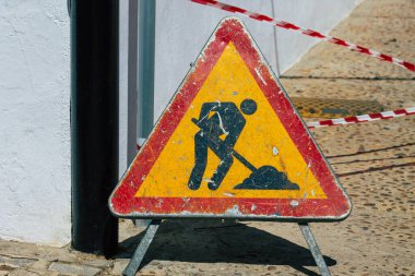 Carmona İspanya 15 Temmuz 2021 Carmona sokaklarında telefon hattını bozan kablolu bir boruyu onarmak için kamu çalışmaktadır.