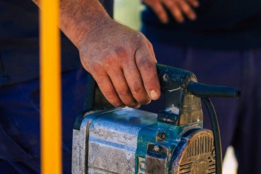 Carmona İspanya 15 Temmuz 2021 Carmona sokaklarında telefon hattını bozan kablolu bir boruyu onarmak için kamu çalışmaktadır.