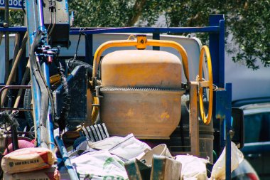 Carmona İspanya 15 Temmuz 2021 Carmona sokaklarında telefon hattını bozan kablolu bir boruyu onarmak için kamu çalışmaktadır.