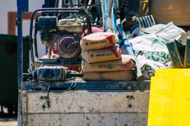 Carmona İspanya 15 Temmuz 2021 Carmona sokaklarında telefon hattını bozan kablolu bir boruyu onarmak için kamu çalışmaktadır.